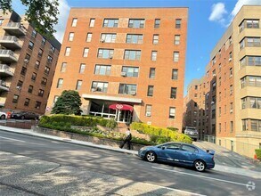 Building Photo - 10N Broadway