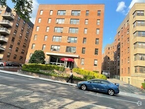 Building Photo - 10N Broadway
