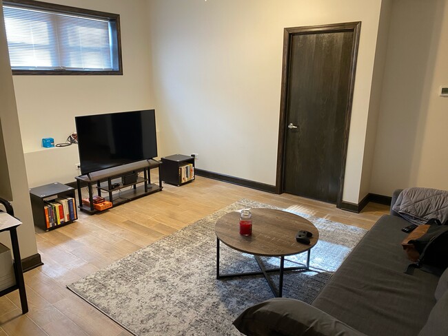 Living Room - 6415 N Greenview Ave
