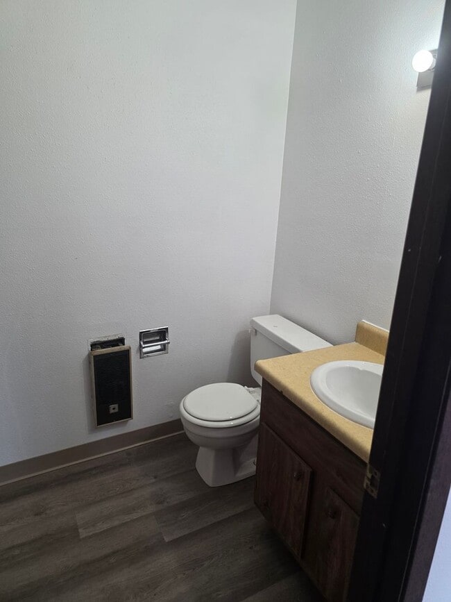 Building Photo - 1409 Belle Plaine