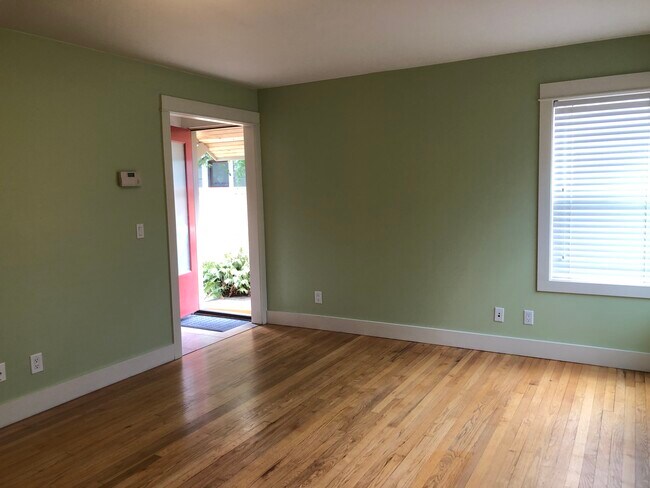 Él - 4844 NE Rodney Ave.