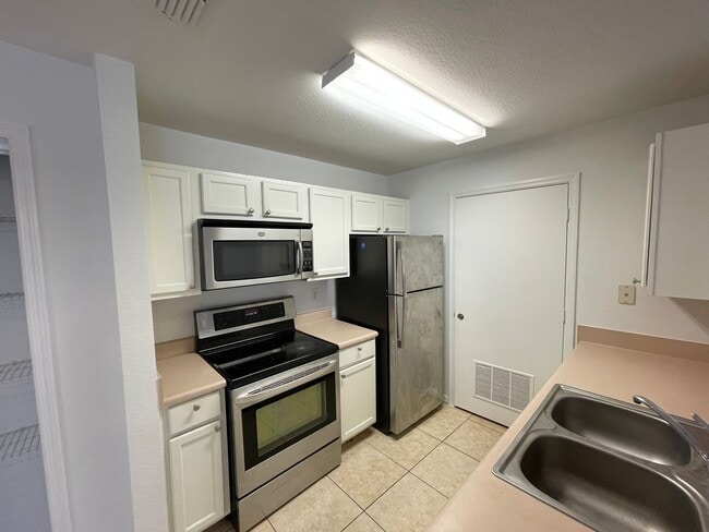 Building Photo - ANNUAL RENTAL - VANDERBILT PLACE-CAMDEN COVE 2 BED 2 BATH