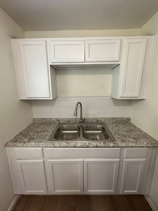 Foto del edificio - Fully update back house! All appliances included!