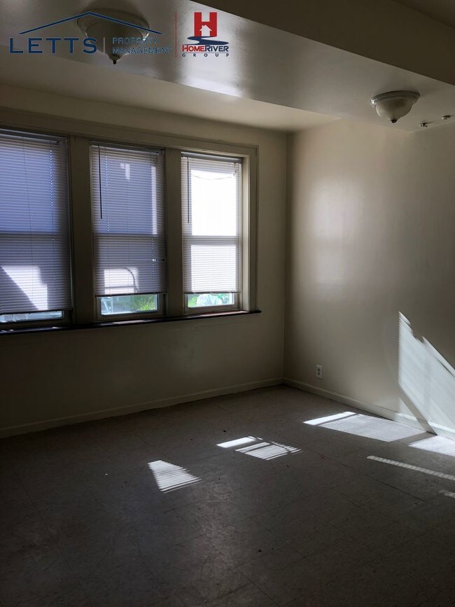 Building Photo - Spacious 1 bedroom 1 bath on first floor