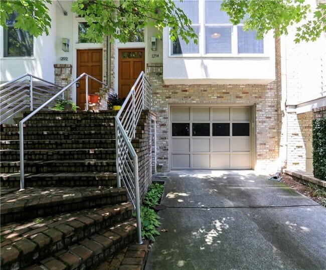 Building Photo - 1294 Fernwood Cir NE