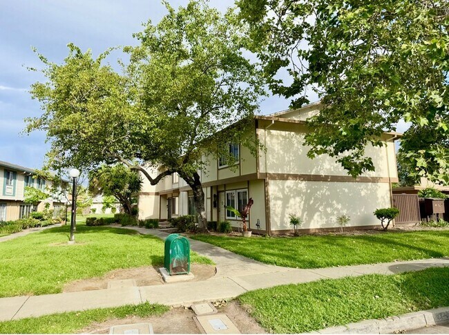 Foto del edificio - $2,890 / 2 BR - FULLY REMODELED TOWNHOME IN HAYWARD