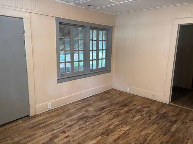 Building Photo - 2 bedroom 1 bath Duplex for rent. ALL Util...