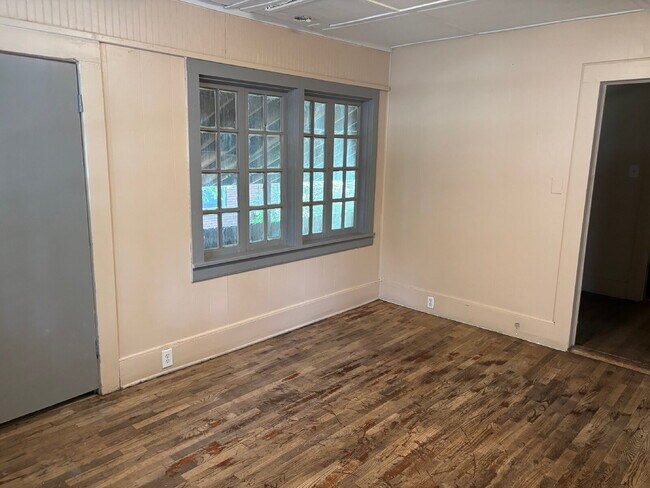 Foto del edificio - 2 bedroom 1 bath Duplex for rent. ALL Util...