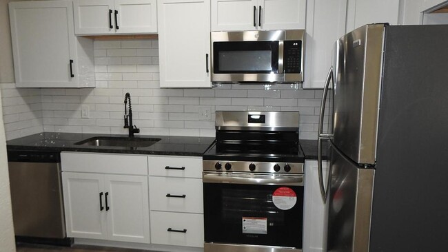 Building Photo - 5932 Elmwood Ave