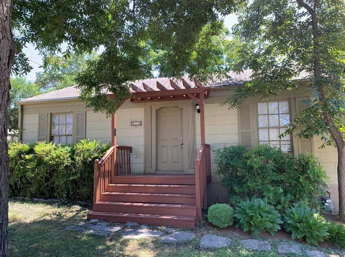 Foto principal - 3bed/1bath House - Two Blocks from Campus