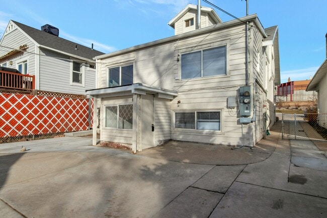Building Photo - 626 S 1000 E