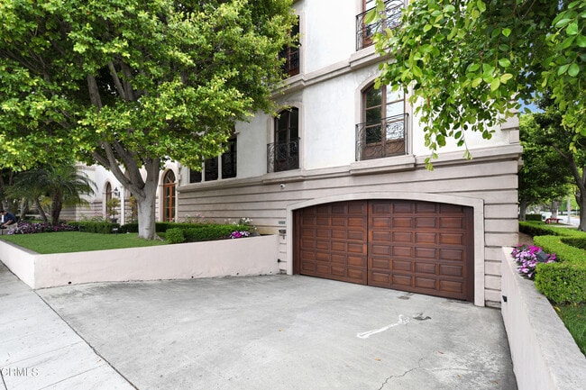 Building Photo - 9233 Burton Way