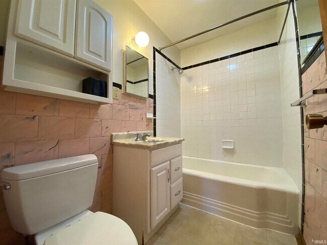 Foto del edificio - 2415 E 4th St