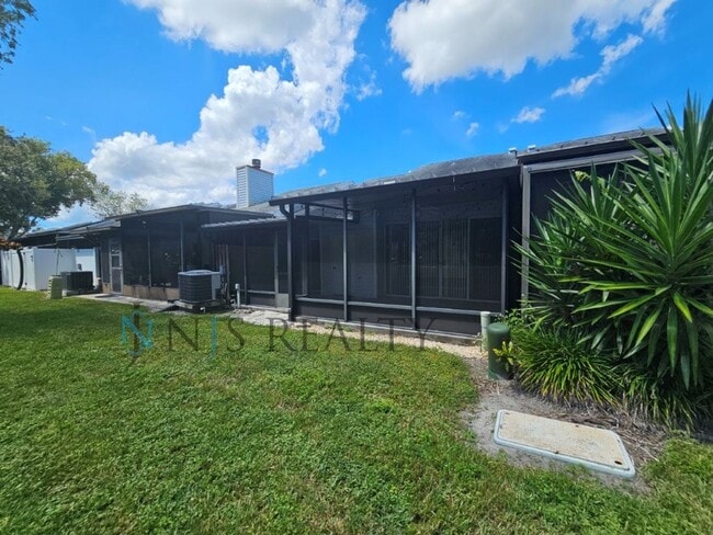 Building Photo - LOCATION LOCATION! 2/2 1234 Sq. Ft. with H...