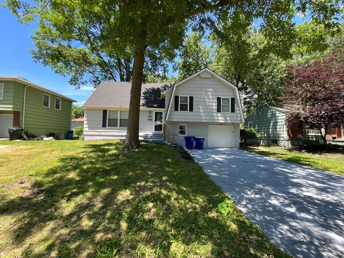 Foto principal - 4 bedrooms 2 bedroom fenced in yard