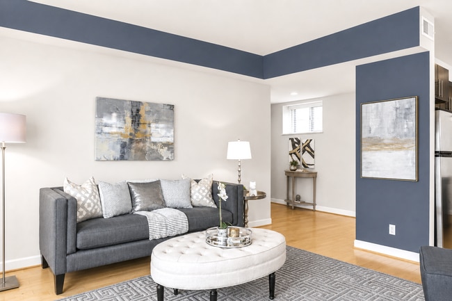 Stunning 2BR/2Bath unit - 5631 Pershing Ave