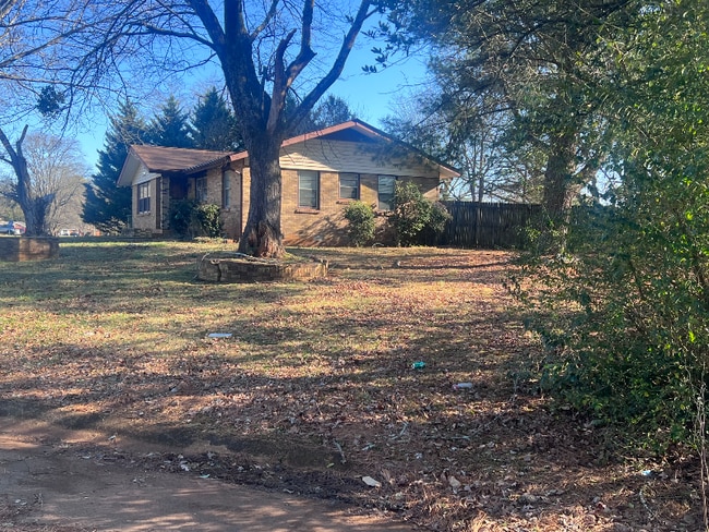 Building Photo - 2206 Glen Iris Rd NW