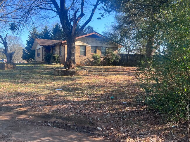 Foto del edificio - 2206 Glen Iris Rd NW