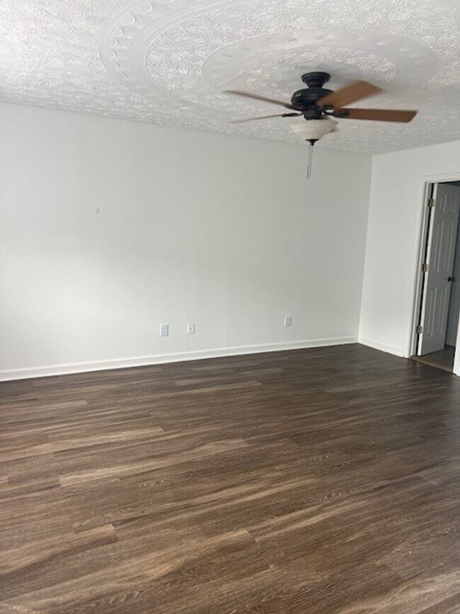 Foto del edificio - Spacious 2-Bedroom Townhouse with Garage