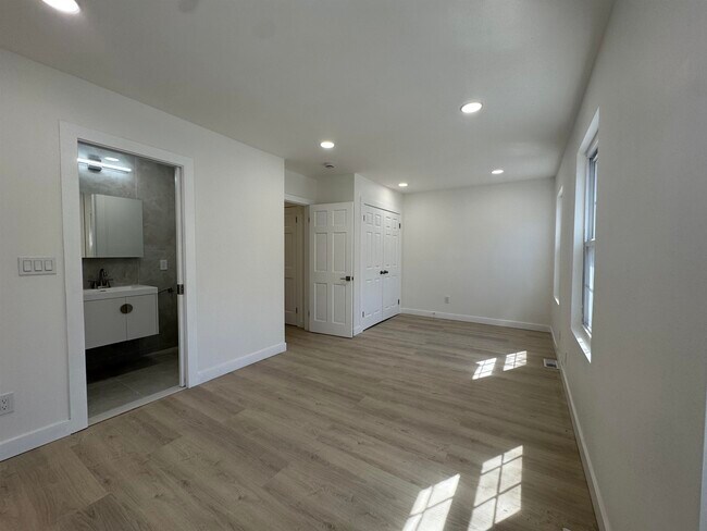 Building Photo - 222 Christopher Columbus Dr