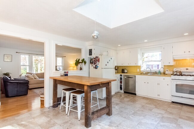 Building Photo - 74 Royal Heights