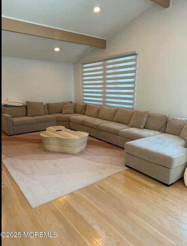 Foto del edificio - 70 Heath Ave