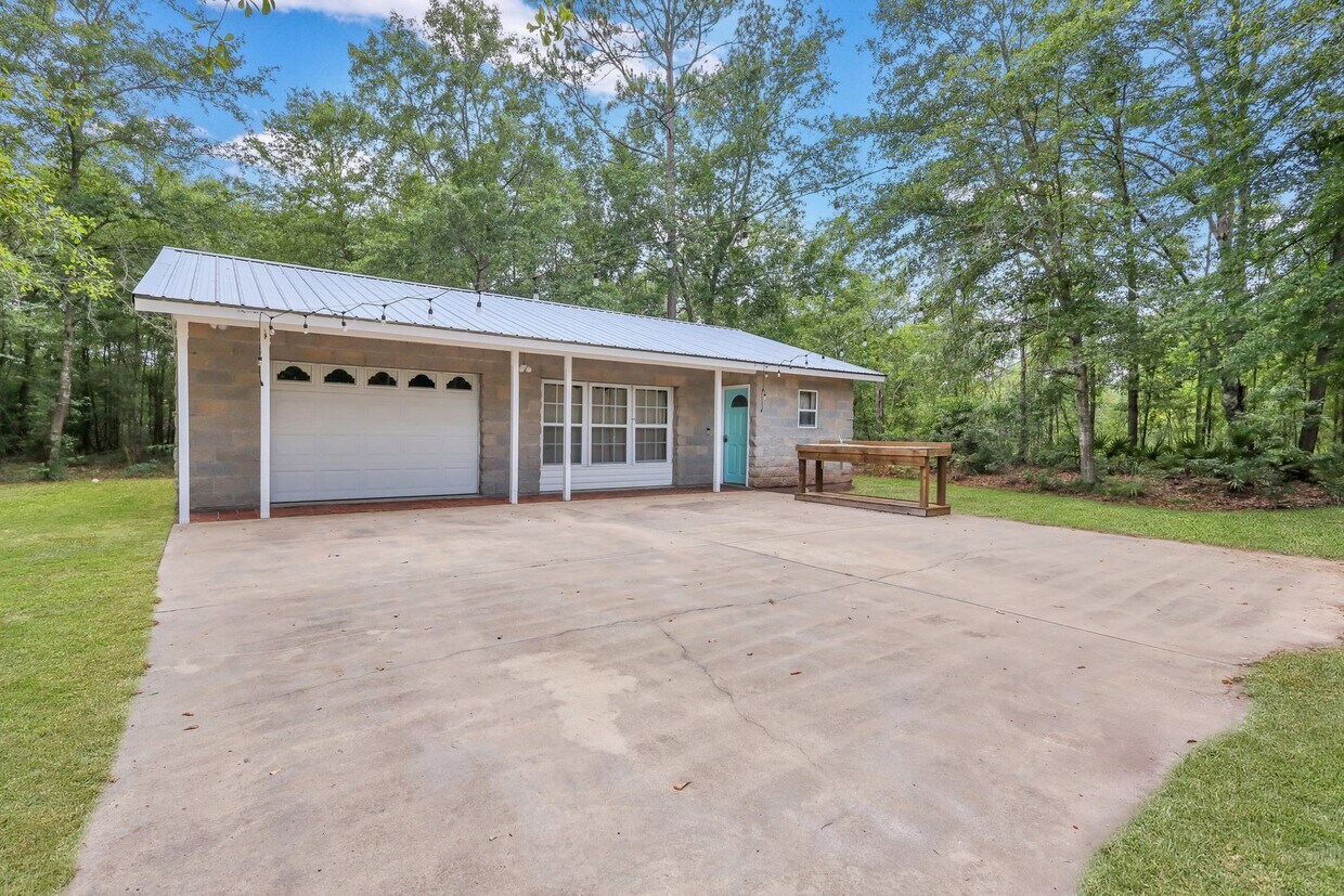 Primary Photo - 469 Trail Rd