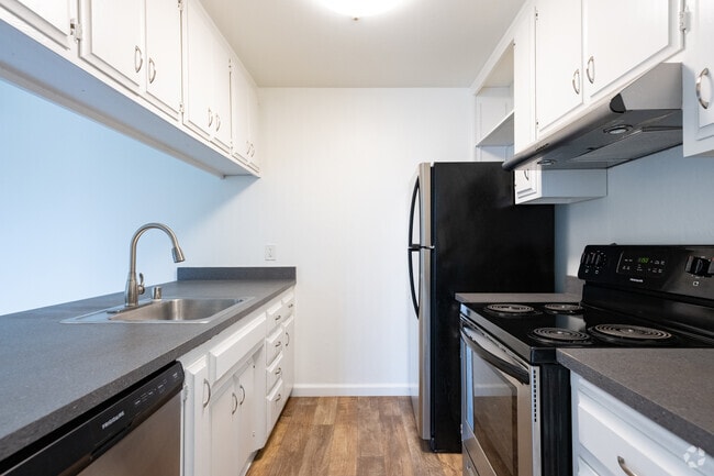 2BR, 1BA - 945SF - Kitchen - Country Club Apartments