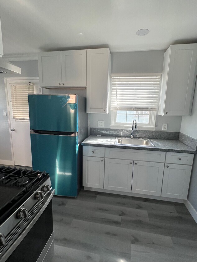 Refrigerador nuevo, se le quitará la cubierta de plástico. - 2293 Grand Ave