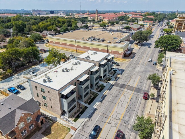 Building Photo - 3208 S University Dr