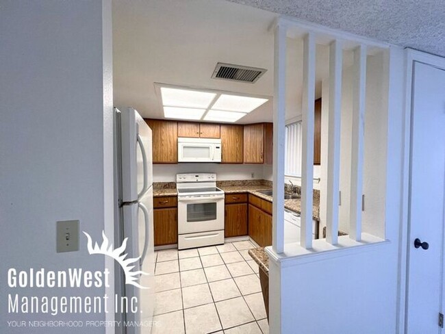 Building Photo - Cozy 1Bdm 1Ba Condo in Gated Community-Mov...