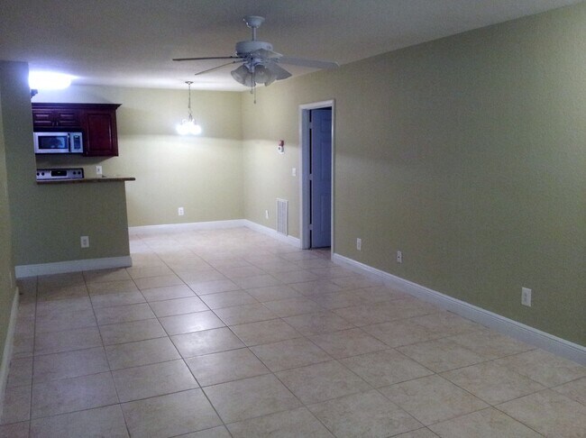 Building Photo - Two Bedroom Condo In Plantation Point - On...