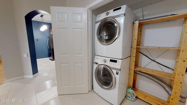 Foto del edificio - 7990 Baymeadows Cir E