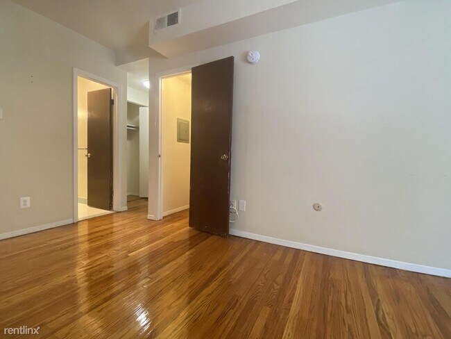 Building Photo - 319 S 10th St