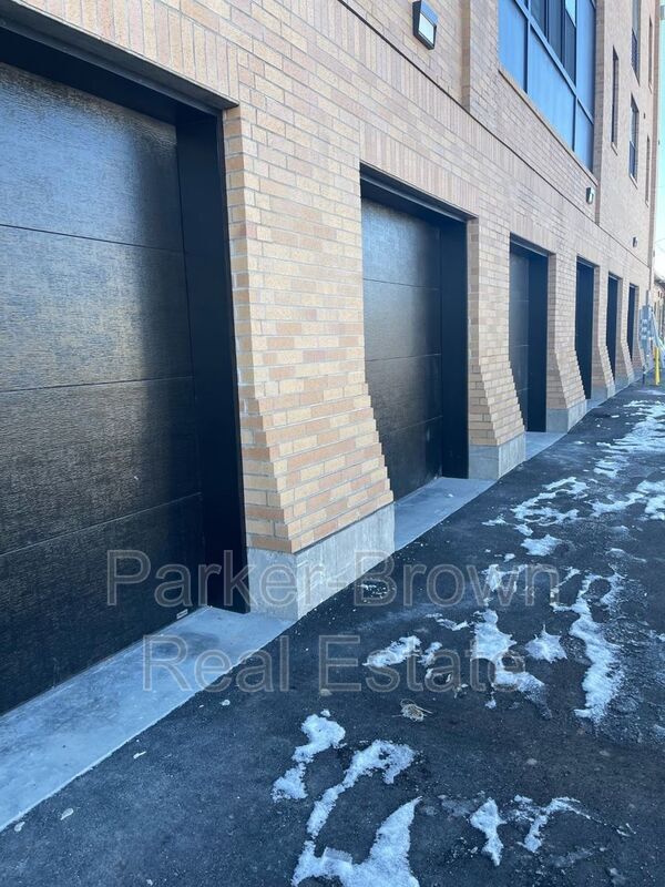 Foto del edificio - 24 W Main St