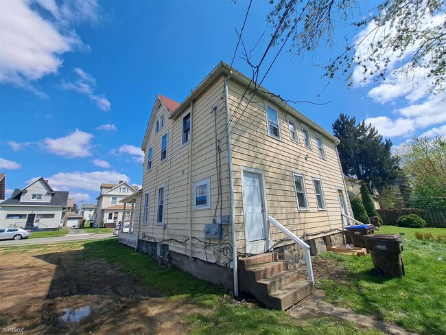 Building Photo - 3 br, 1.5 bath Duplex - 392 Cedar Avenue 392