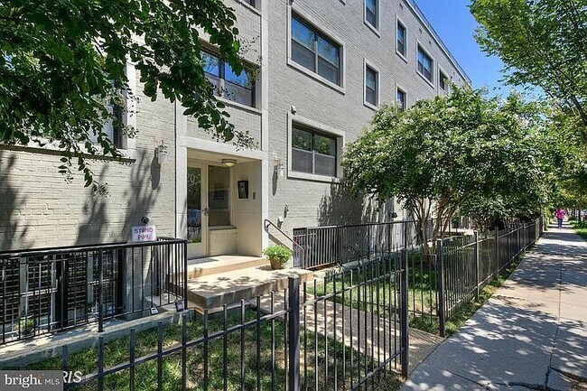 Building Photo - 1520 Independence Ave SE