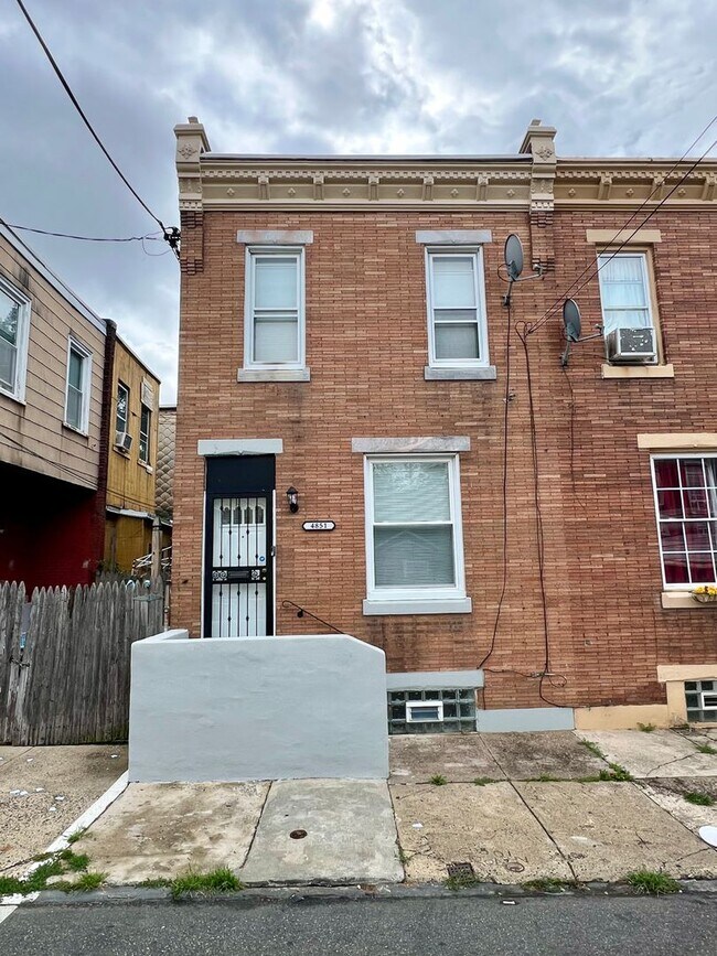 Building Photo - Stunning 2-Bedroom Townhome in Frankford! ...