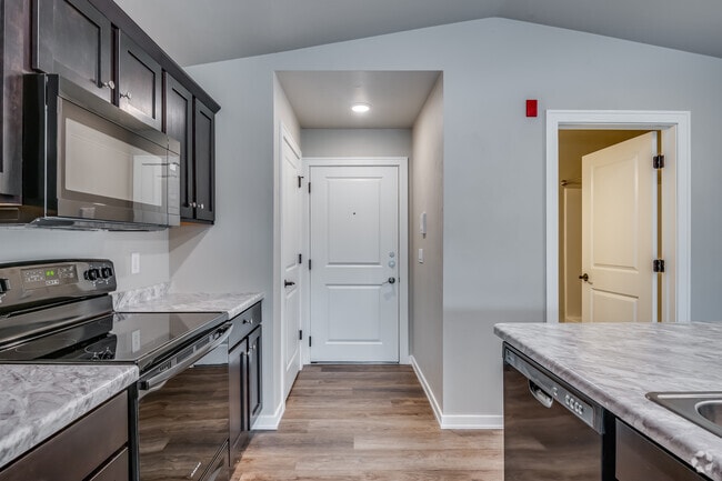 2BR, 2BA - 929SF - Kitchen - Fox Crossing Creek Apartments