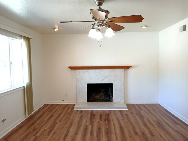 Building Photo - Beautifully Refurbished 4bd Single Story H...