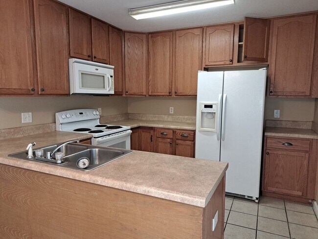 Foto del edificio - 108 Gray Ave Unit C