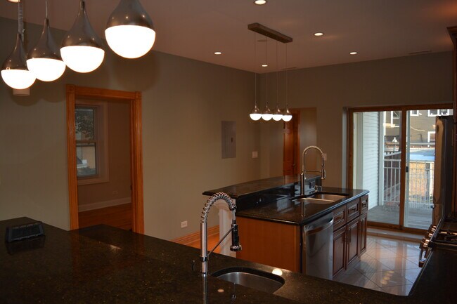 Foto del edificio - 3723 W Wilson Ave