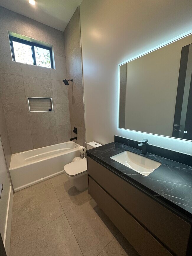 Baño nuevo - 438 Burgoyne St