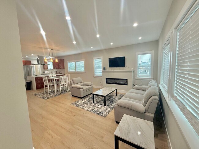 Building Photo - 3 Bedroom/ 3 Bathroom in Oakland !!