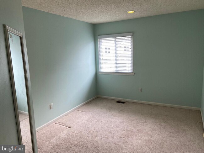 Building Photo - 1215 Chanticleer