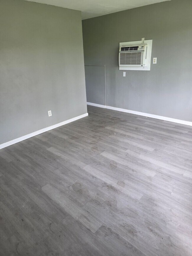Foto del edificio - 3BD/1BA AVAILABLE NOW!
