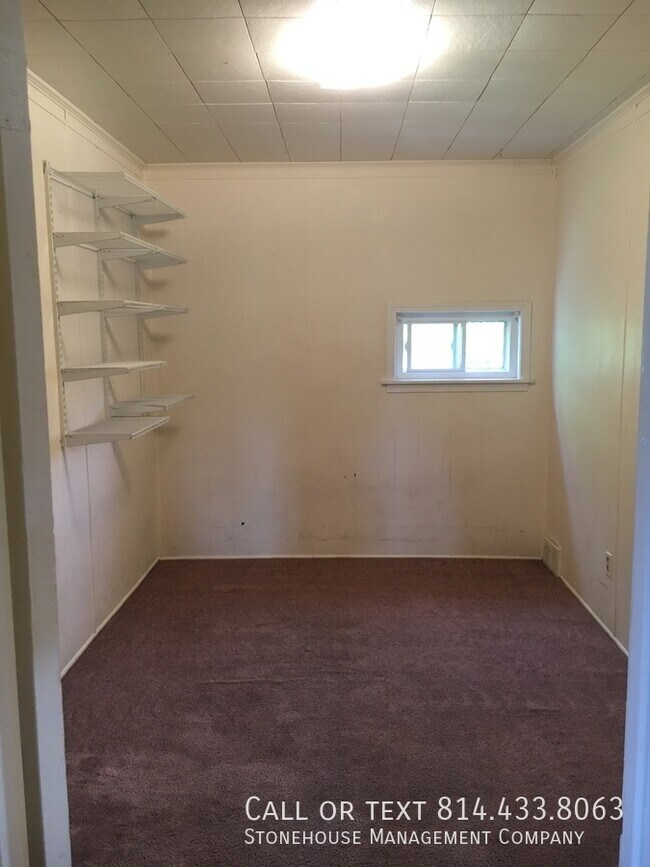 Building Photo - Large 2nd floor 2 bedroom with Front Deck ...