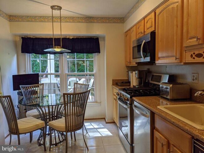 eat in area in shared kitchen - 4788 Gainsborough Dr