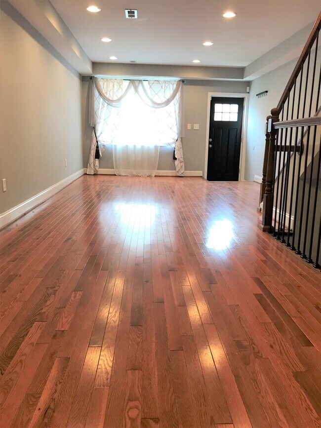 Foto del edificio - Charming 2 Bedroom/2.5 Bathroom Townhome in Highlandtown, MD!