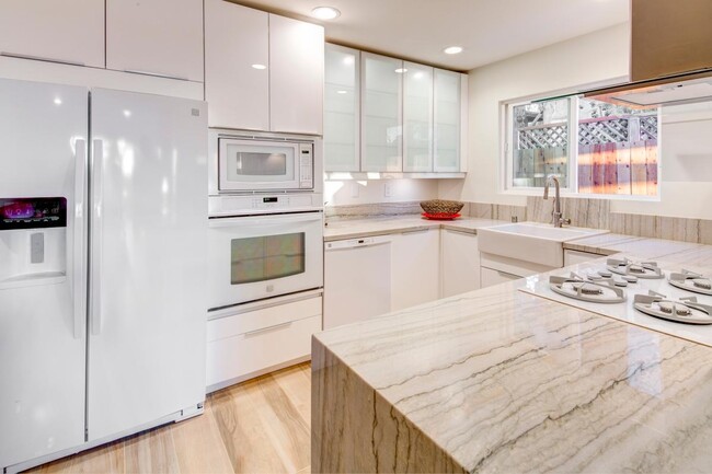 kitchen - 511 Camino Del Mar